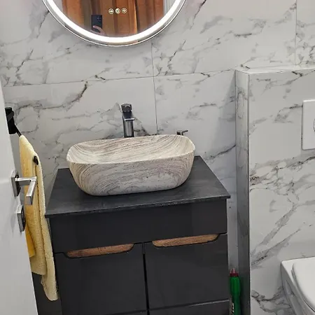 Nou La Malul Marii *