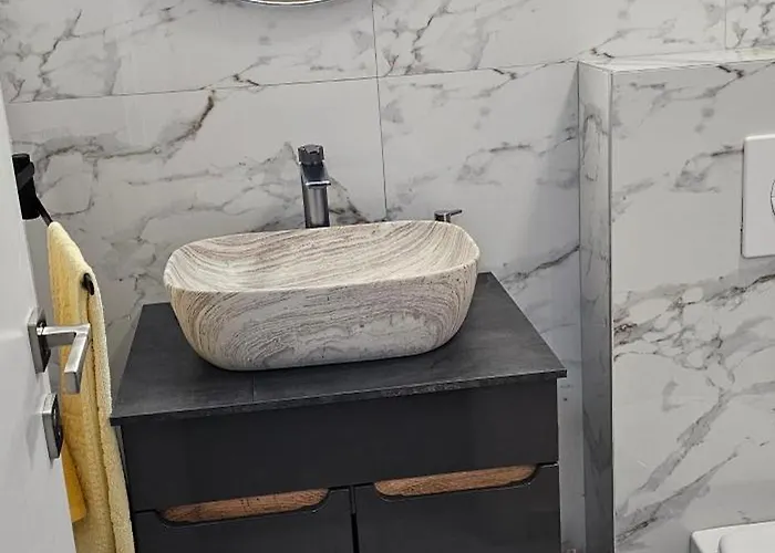 Nou La Malul Marii *